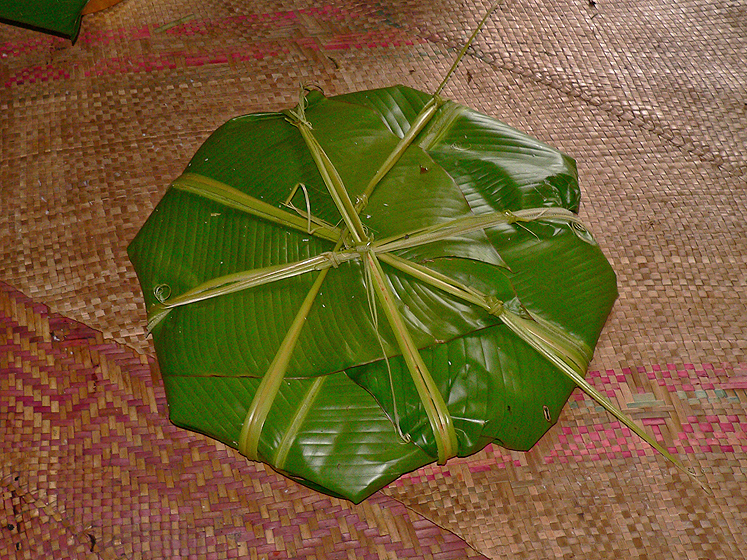 The laplap is expertly wrapped using the Heliconia leaves and secured with the ties extracted from the leaves’ midrib. 