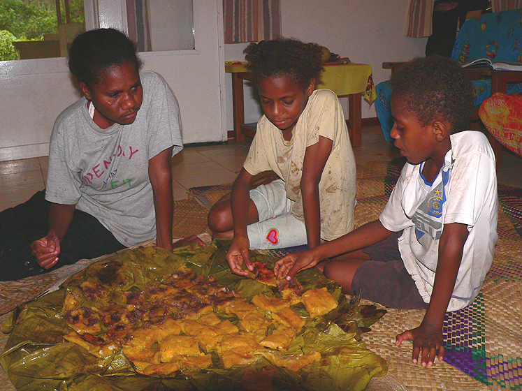 When the laplap is ready, everyone sits around it to savour it. It is best served hot and eaten straight away.