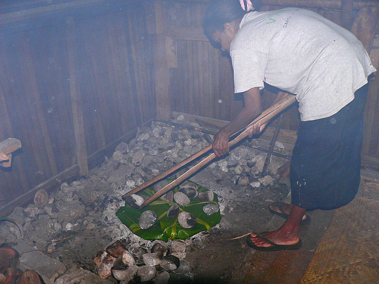 The laplap is traditionally cooked in an earth oven called umu or uma. The cooking pit is sheltered to protect it from the rain and is separate from the house. A fire is started to heat the rocks. Once the rocks are hot enough, they are raked flat and the laplap is set on top. Some hot rocks are also placed on top of the laplap. 