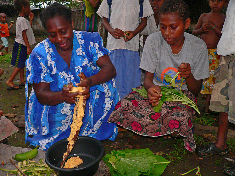 A similar dish is simboro. Instead of being wrapped in non-edible leaves, the banana paste is spread on the leaves of island cabbage, a leafy vegetable that tastes somewhat like spinach and kale. 