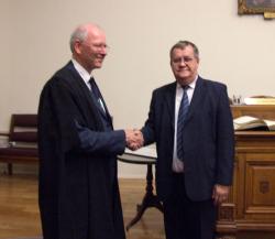 Markku Hakkinen receiving the Linnean Society's HH Bloomer award.